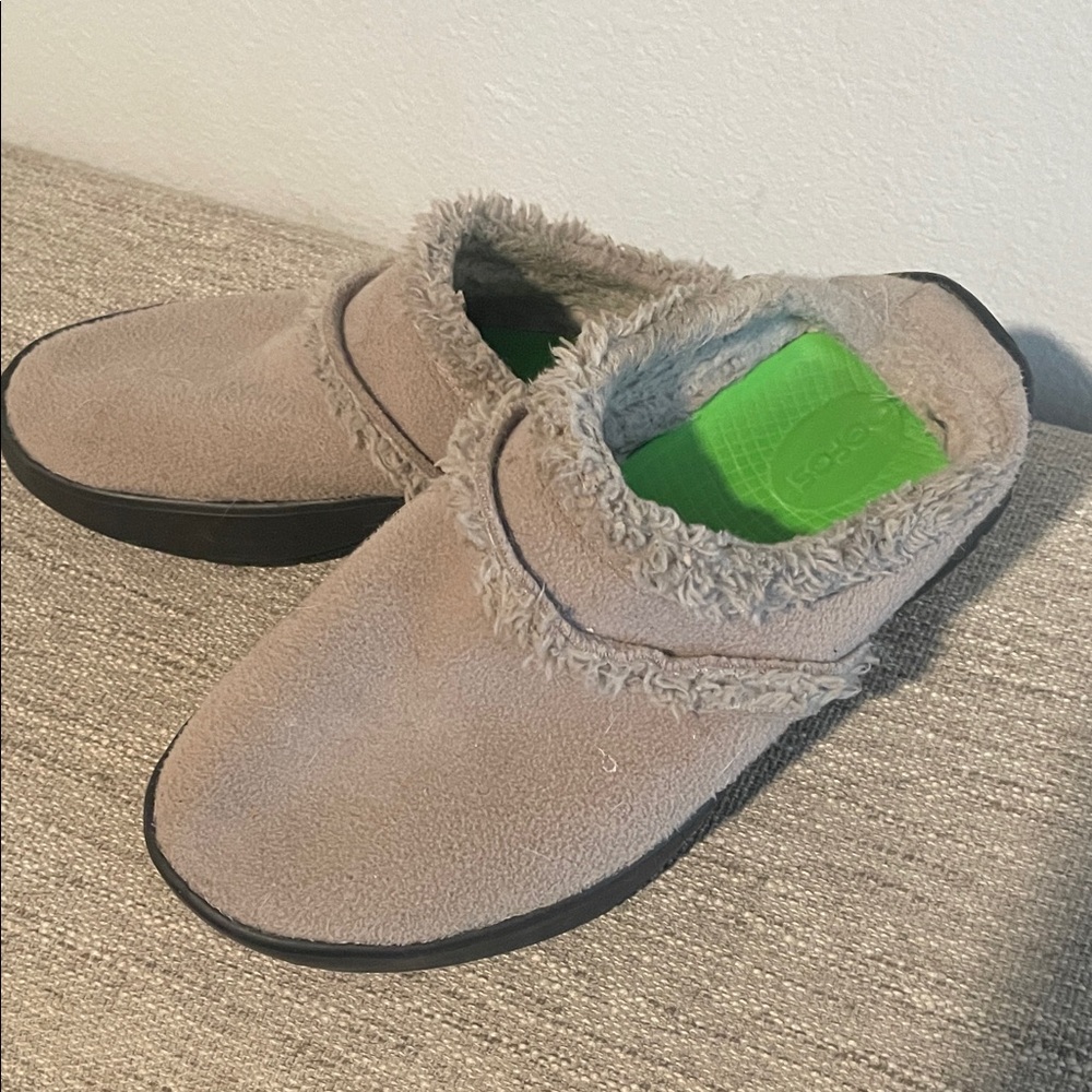 Very comfy Oofos taupe slippers women’s sz 10